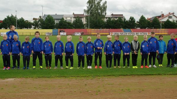 Zdjęcie grupowe młodych piłkarzy nożnych Viktorii Parczew
